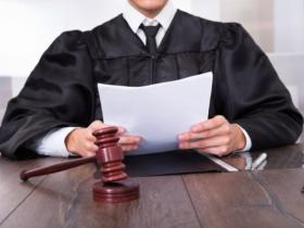 Вручення судового рішення стороні у справі, яка бере участь в суді через адвоката