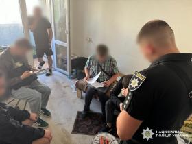 Привласнював кошти військових та волонтерів: викрито керівника благодійного фонду у шахрайстві