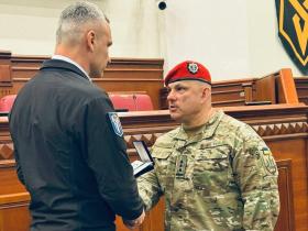 У Києві відзначили військовослужбовців міськими нагородами: Віталій Кличко вручив їм почесні відзнаки