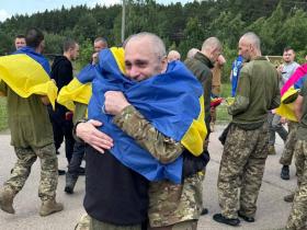 Україна провела четвертий за тиждень обмін - серед хлопців, які повернулись, багато тих, хто був у полоні ще з 2022 року