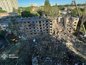 У Києві в результаті російського обстрілу знову зруйновано будинок: є загиблі та поранені 