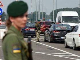 Виїзд за кордон: хто із жінок не може покидати країну під час воєнного стану?