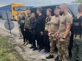 Поліцейський організував вивіз «ухилянтів» до кордону під виглядом спецпризначенців: схему викрито ДБР