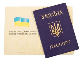 Верховна Рада ухвалила постанову, якою з паспортів у формі книжечки буде вилучено записи російською мовою
