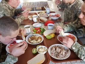 Від їдальні до польового сухпайка: як харчуються українські військові розповіли в Міноборони