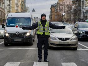 У Патрульній поліції Києва нагадали водіям про жести регулювальника
