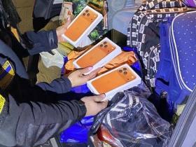 Чому на митниці не знають, скільки смартфонів iPhone ввозять в Україну - пояснення адвоката