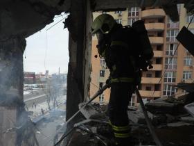 Внаслідок російської атаки частина Києва залишилася без опалення та світла, пошкоджено багато житлової забудови