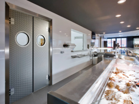 Маятникові двері: 5 причин встановити конструкцію у виробничому приміщенні