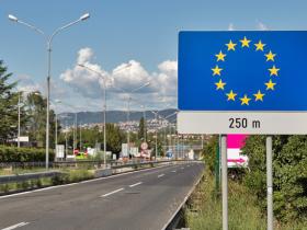 Перетин кордону ЄС за новими правилами: скільки платитимуть українці з 2026 року