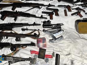 СБУ та Нацполіція викрили злочинне угруповання, яке намагалося продати одну із найбільших партій «трофейної» зброї за час повномасштабної війни