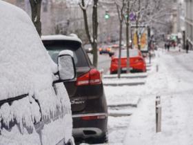 Журналісти зібрали контакти голів районів Києва, відповідальних за неприбрані тротуари та двори у столиці