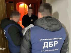 Посадовцю Рівненського ОТЦК, який брав хабарі навіть автомобілями, ДБР повідомило про підозру