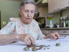 Пенсіонерам дозволили вільно змінювати спосіб отримання виплат: у ПФУ пояснили процедуру та необхідні документи