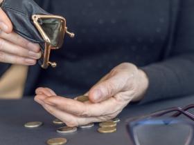 Сотні тисяч пенсіонерів ВПО залишилися без виплат: у чому причина та як на ситуацію відреагував Омбудсман