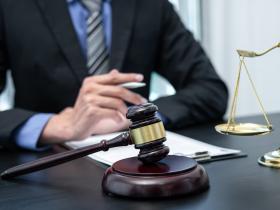 Факт участі особи у справі та наділення її статусом учасника справи не надає їй права на оскарження окремої ухвали