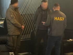 Зняття з розшуку ТЦК та оформлення відстрочки: працівника СБУ викрили на одержанні хабаря