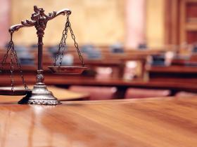 Чи є відпустка адвоката поважною причиною для відкладення судового розгляду справи?