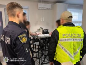 Українські поліцейські ліквідували мережу шахрайських кол-центрів, що діяли під виглядом правоохоронців Латвії