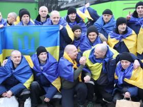 Великий обмін полоненими між Україною та росією: відбувся перший етап у межах якого додому повернулись 200 захисників