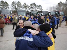 Другий етап великого обміну: ще 300 українських захисників повертаються додому з російського полону