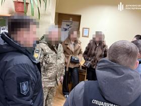 Військові ТЦК заробляли на "ухилянтах", а гроші отримували через неповнолітню дівчину – ДБР