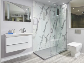 Прозрачное или матовое: выбор стекла для душевой кабины с точки зрения практичности