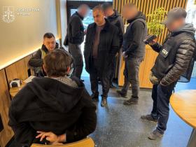 У Києві затримали адвоката, який за 6000$ обіцяв домовитись про успішне складання жінкою адвокатського іспиту