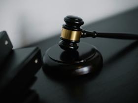 Перехожа сперлася на авто – власник заявив про пошкодження капота й вимагав відшкодувати збитки: що вирішив суд