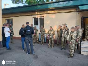 Незаконне утримання та жорстоке поводження з людьми: ДБР викрило групу працівників РТЦК на Одещині