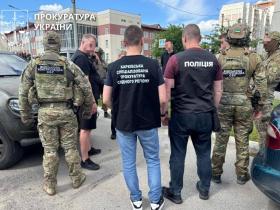 Експрацівника РТЦК та СП підозрюють в організації незаконного виїзду за кордон за 25 тис. доларів