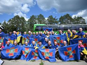 Черговий обмін полоненими: 185 українських захисників повертаються додому з російської неволі