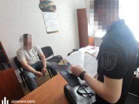 Одягнув кайданки та продовжив бити: повідомлено про підозру поліцейському із групи оповіщення