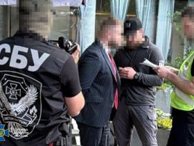 СБУ та Нацполіція викрили та затримали адвоката, який за хабарі обіцяв «вирішити» справи в судах Києва