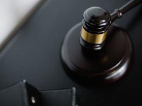 Апеляційний суд позбавив батьківських прав батьків малюка, якого вилучили з родини через загрозу його життю і здоров’ю