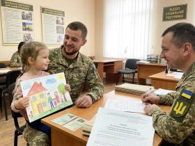 Звільнення з військової служби: жінка-військовослужбовець та дитина від іншого шлюбу