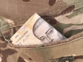 Хто з військовослужбовців не отримає додаткову винагороду?