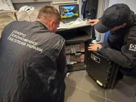Найбільше в історії БЕБ вилучення готівки: в мережі нелегальних обмінних пунктів вилучили понад 630 млн грн