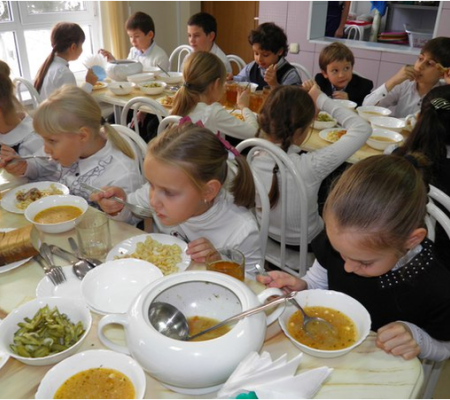 Всі учні 1–11 класів з вересня 2026 року отримуватимуть безкоштовне харчування по всій країні - Свириденко