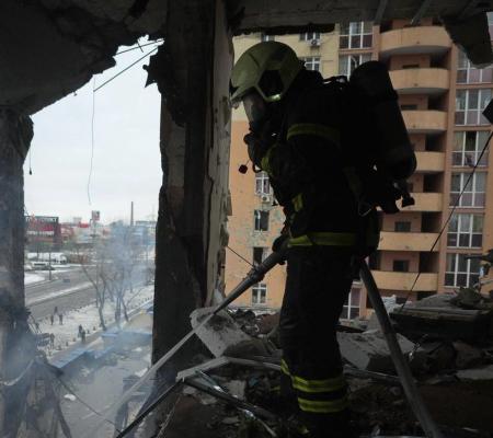 Внаслідок російської атаки частина Києва залишилася без опалення та світла, пошкоджено багато житлової забудови