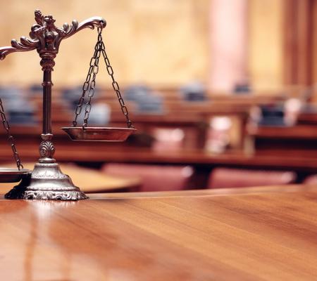 Чи є відпустка адвоката поважною причиною для відкладення судового розгляду справи?