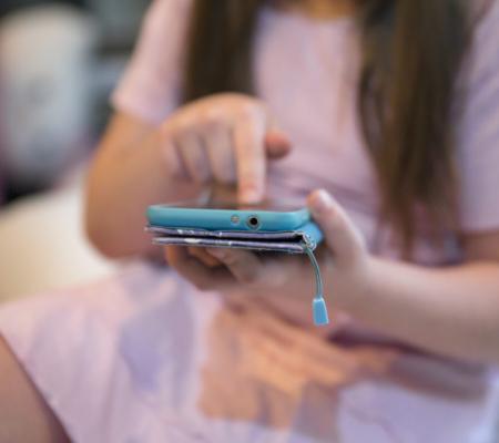 Суд визнав залежність від YouTube та Instagram та зобов’язав виплатити компенсацію 20-річній дівчині: деталі рішення