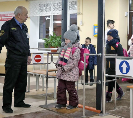 Фізична охорона, металодетектори та відеоспостереження: у школах почали діяти нові правила безпеки