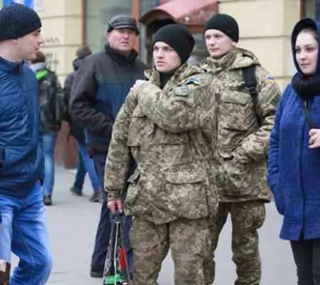 Носіння військової форми в Україні: хто має право, а кого можуть покарати і на яку суму?