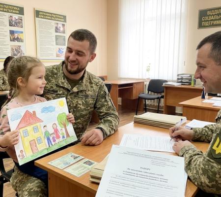Звільнення з військової служби: жінка-військовослужбовець та дитина від іншого шлюбу
