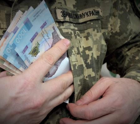 Які податки утримуються з грошового забезпечення військовослужбовця: роз'яснення Міноборони на конкретних прикладах