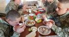 Від їдальні до польового сухпайка: як харчуються українські військові розповіли в Міноборони