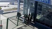 Військові злочини РФ: камера спостереження зафіксувала вбивство цивільних російськими солдатами (фото, відео)