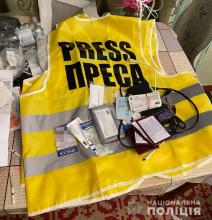 У Києві викрили шахрая, який виготовляв та збував підроблені журналістські посвідчення (фото, відео)