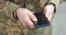 Перевірка телефонів на блокпостах: чи мають право дивитись інформацію в телефоні та видаляти фото/відео?